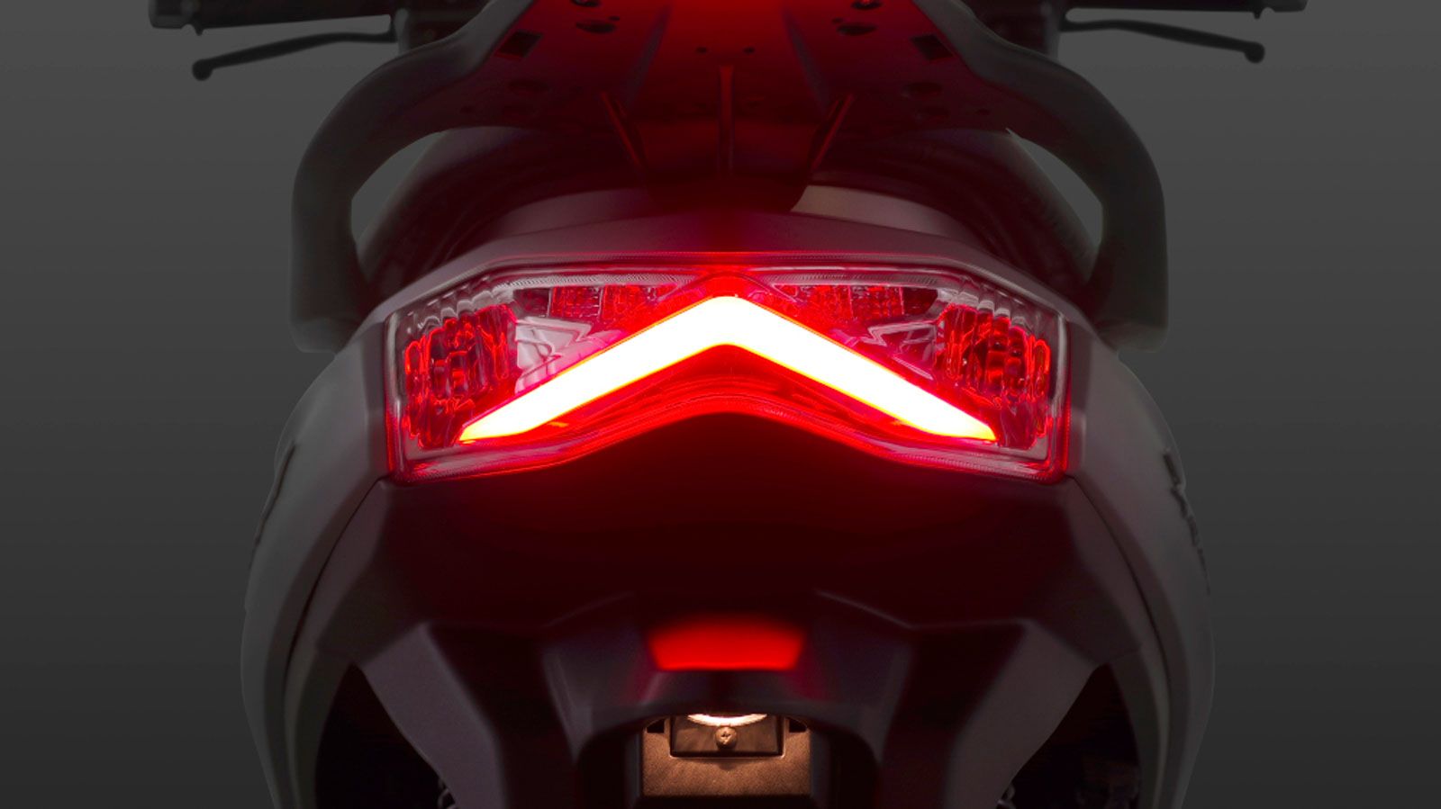 Η αισθητική του SYM Symphony ST 125 χαρακτηρίζεται από τον LED διπλό προβολέα με φώτα ημέρας και το πίσω φωτιστικό σώμα σχήματος βέλους.

